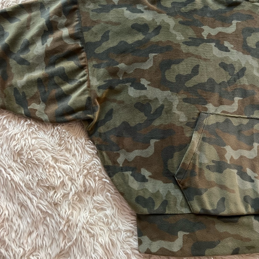 Cropped Camo Velvet Hoodie - Picture 6 of 9